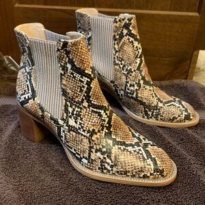 Vince Camuto new without box/tags ankle boots snake print